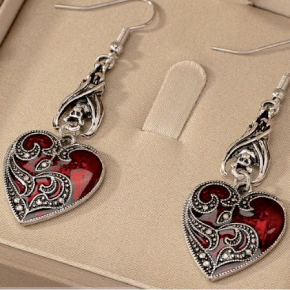 Chic  Red Heart Dangle Earrings Retro Style NWOB